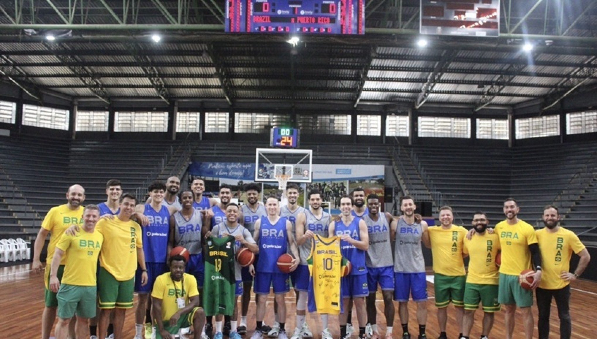 Seleção de basquete leiloa camisas para ajudar vítimas das chuvas no litoral