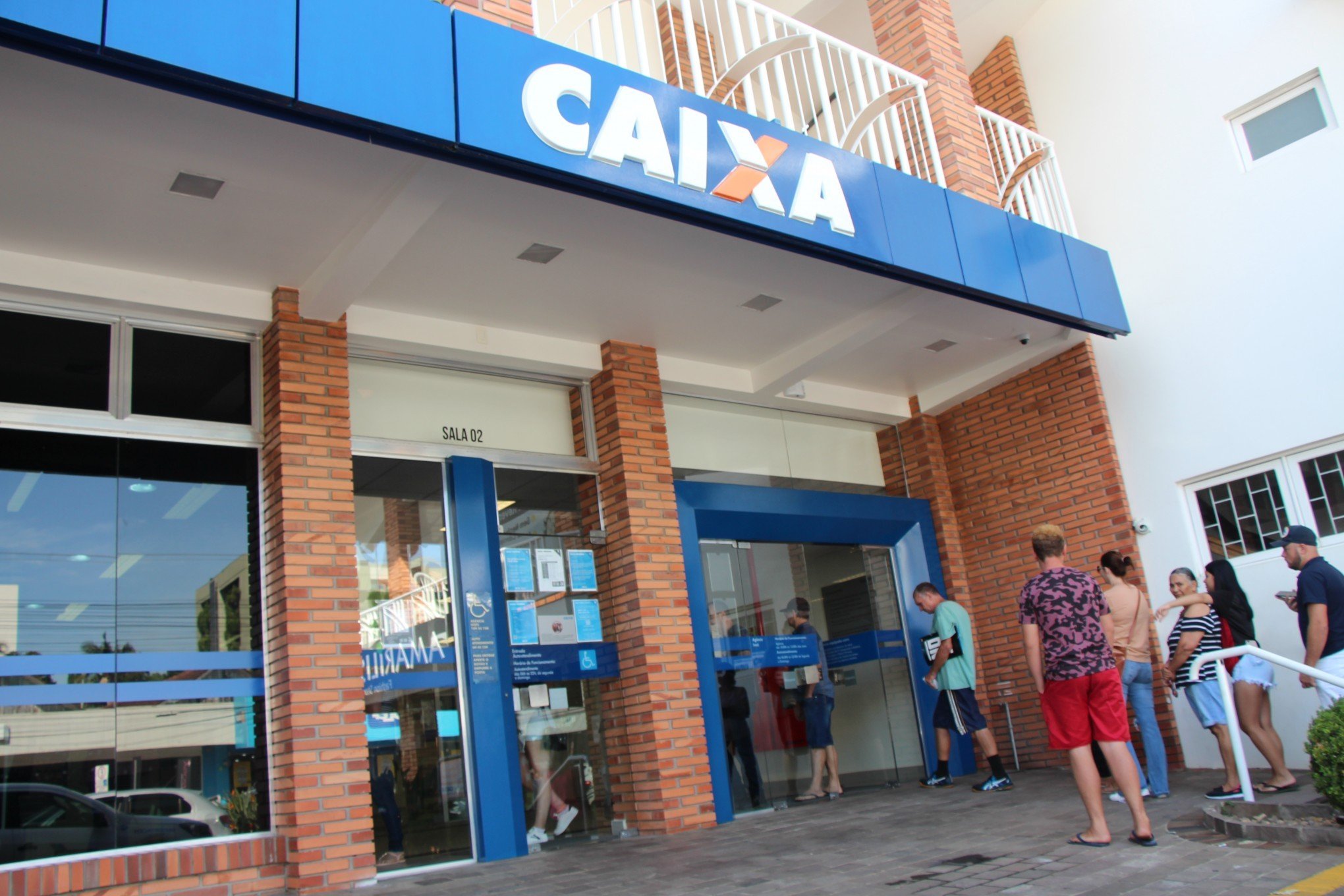 Clientes lotam agência bancária em Ivoti após greve suspender atendimentos