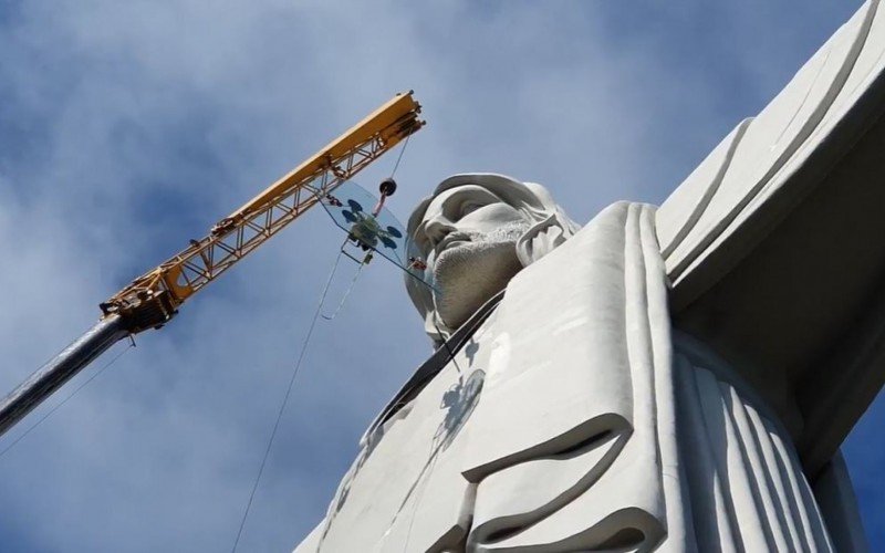 Mirante no coração do Cristo Protetor de Encantado recebe vidro de 540 quilos