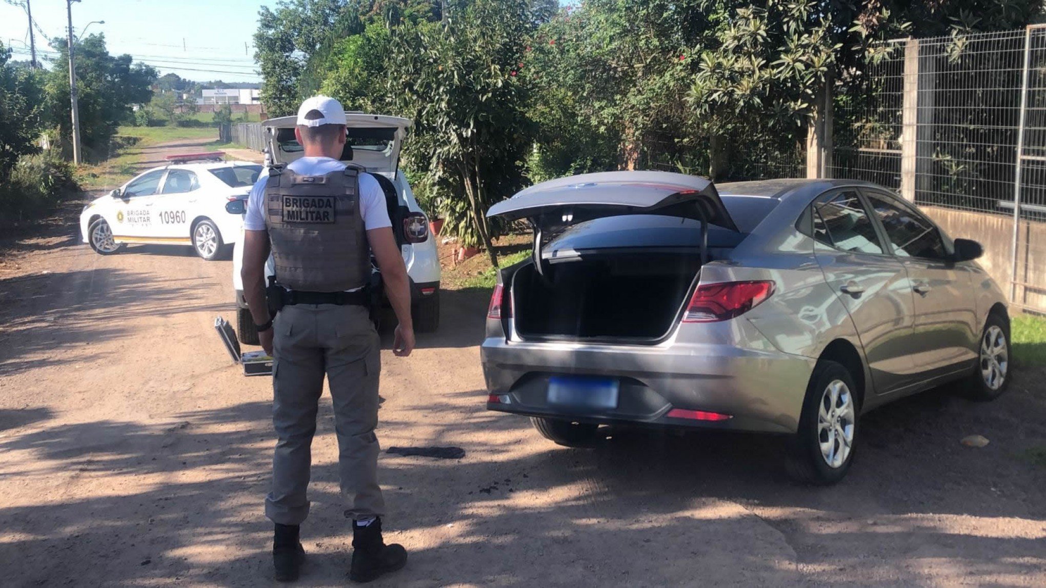 VÍDEO: Ladrão só para após polícia capotar seu veículo