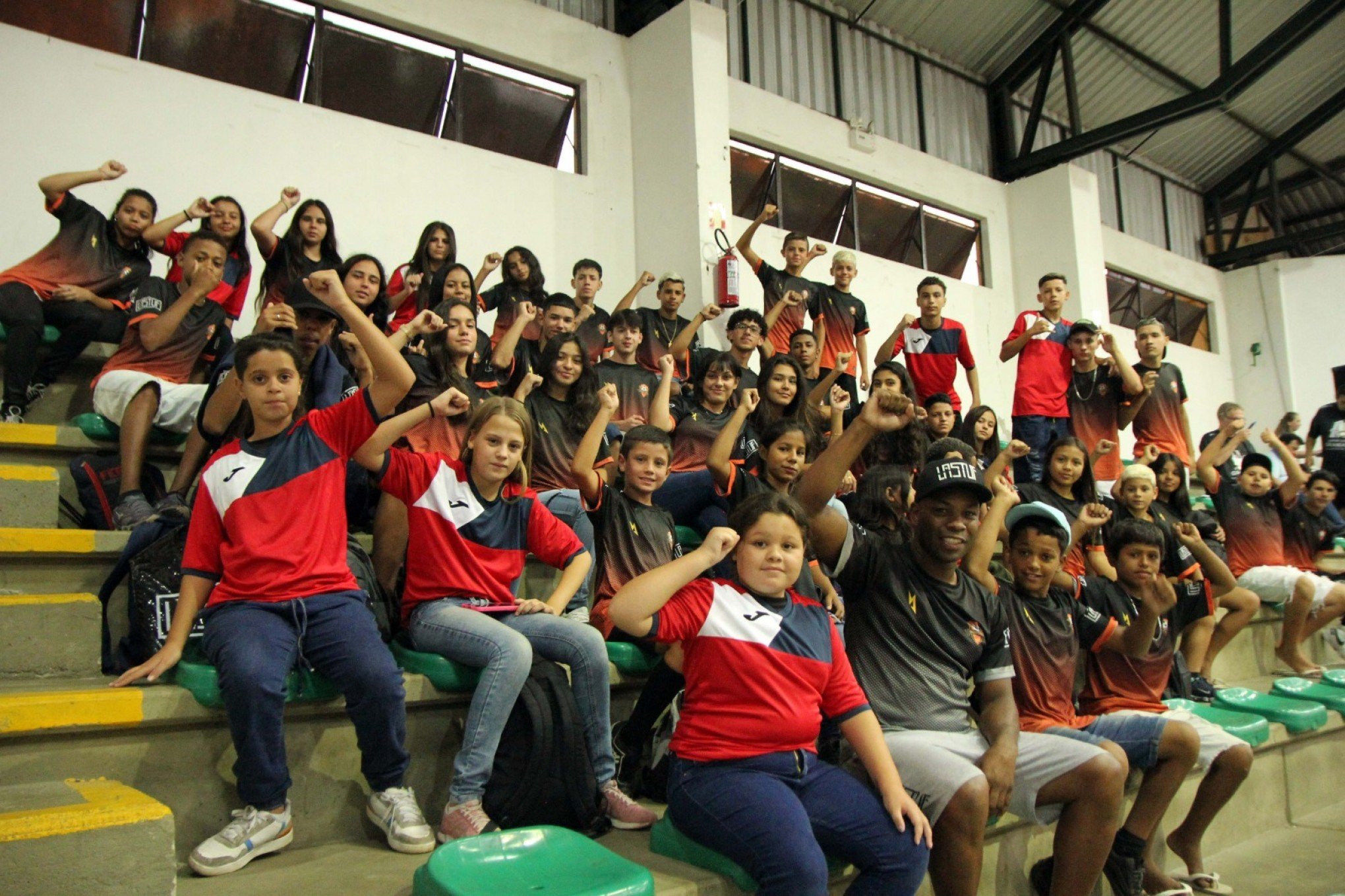 Jovens de projeto social esportivo de Canoas assistem a Super Copa Gramado de Futsal