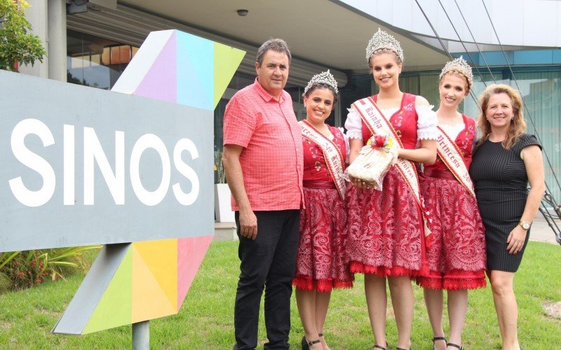 Prefeito de Rolante, Pedro Rippel, e diretora do Departamento de Cultura, Joyce Reis, acompanharam a visita da corte da Kuchenfest ao Grupo Sinos