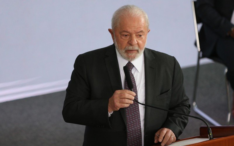 Lula diz que tomará decisões relacionadas ao GSI quando voltar ao Brasil