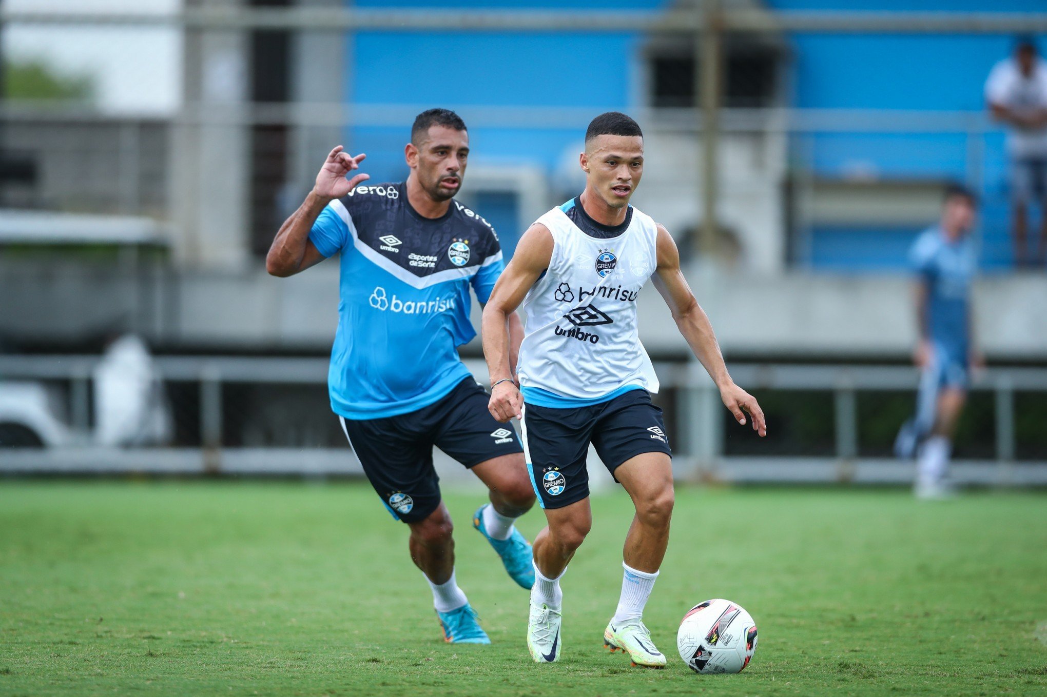 Delegação gremista chega na madrugada e jogadores já treinam durante a tarde