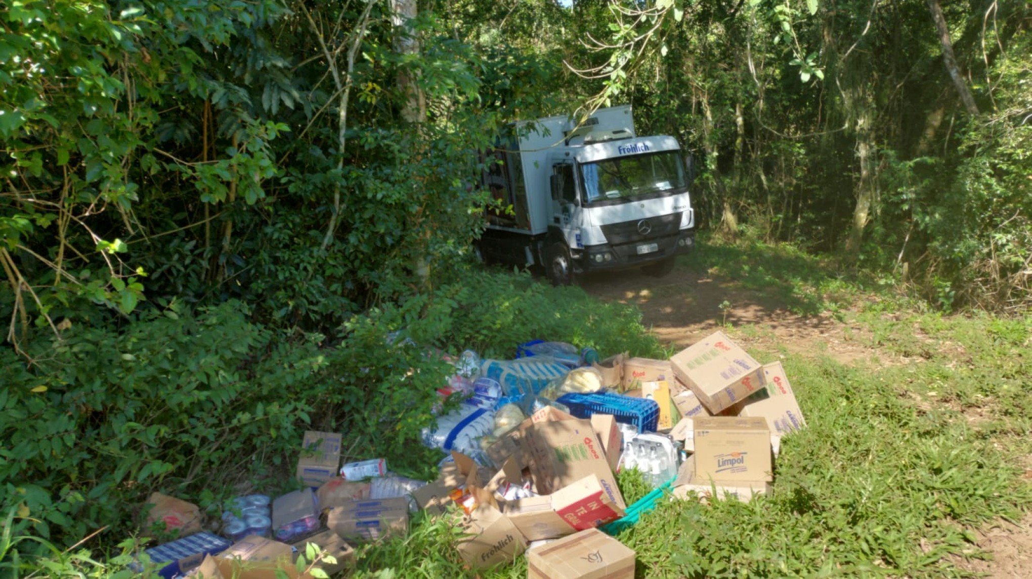 Carga de alimentos era alvo de criminosos envolvidos em roubo de caminhão e confronto com a BM