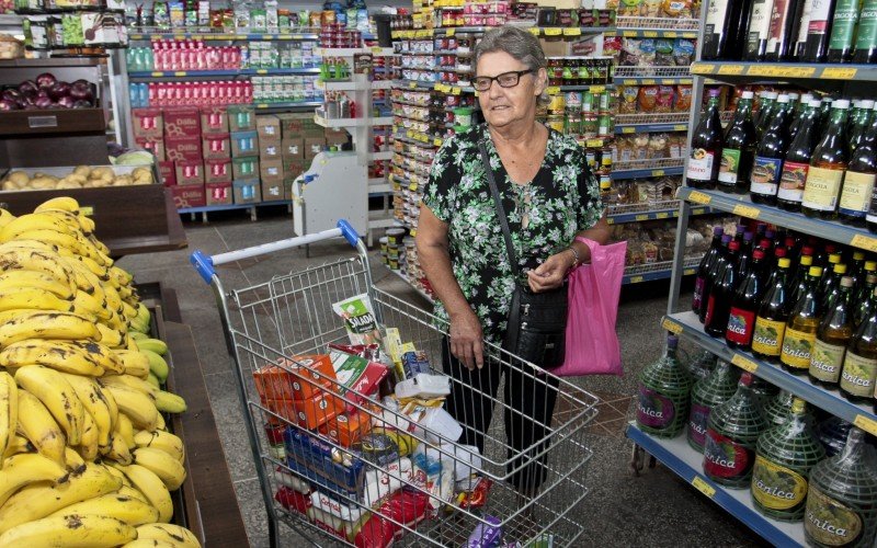 Edi Maria da Rosa prefere fazer compras mensais de produtos que compõem a cesta