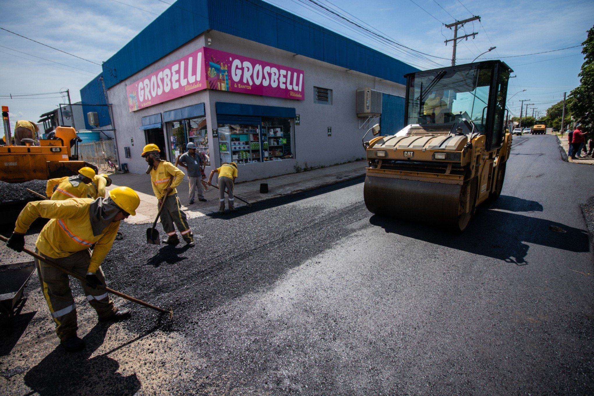 Obras de recapeamento asfáltico deixam trânsito na Avenida Feitoria em meia pista