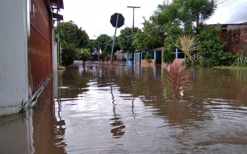 Veja imagens de transtornos causados pelo temporal que atingiu a região na tarde de sábado