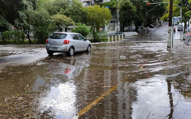 Em poucos minutos, forte temporal alaga ruas e arroio transborda no Centro de Novo Hamburgo