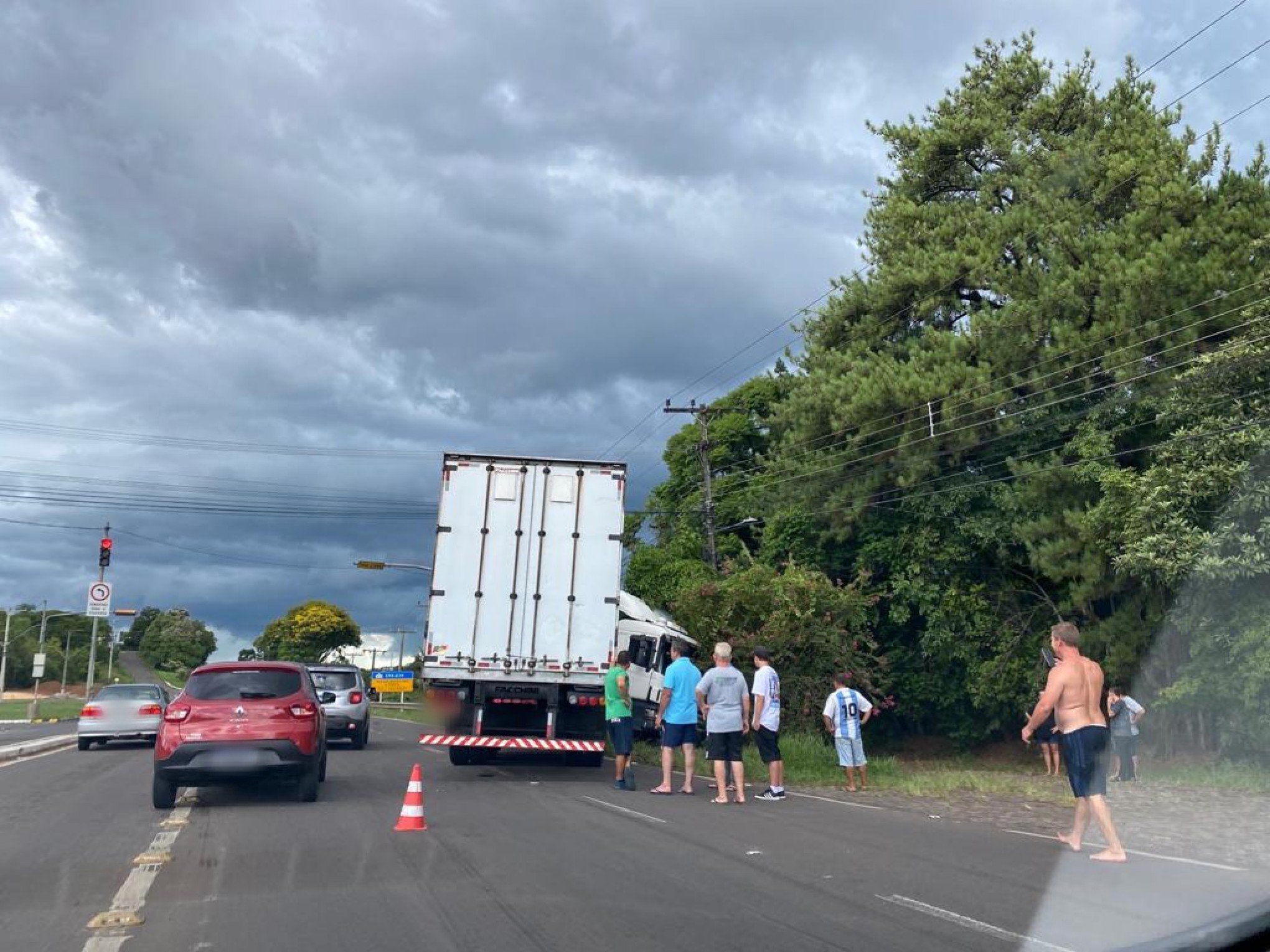 Carreta sai da pista e bate contra guard-rail na BR-116