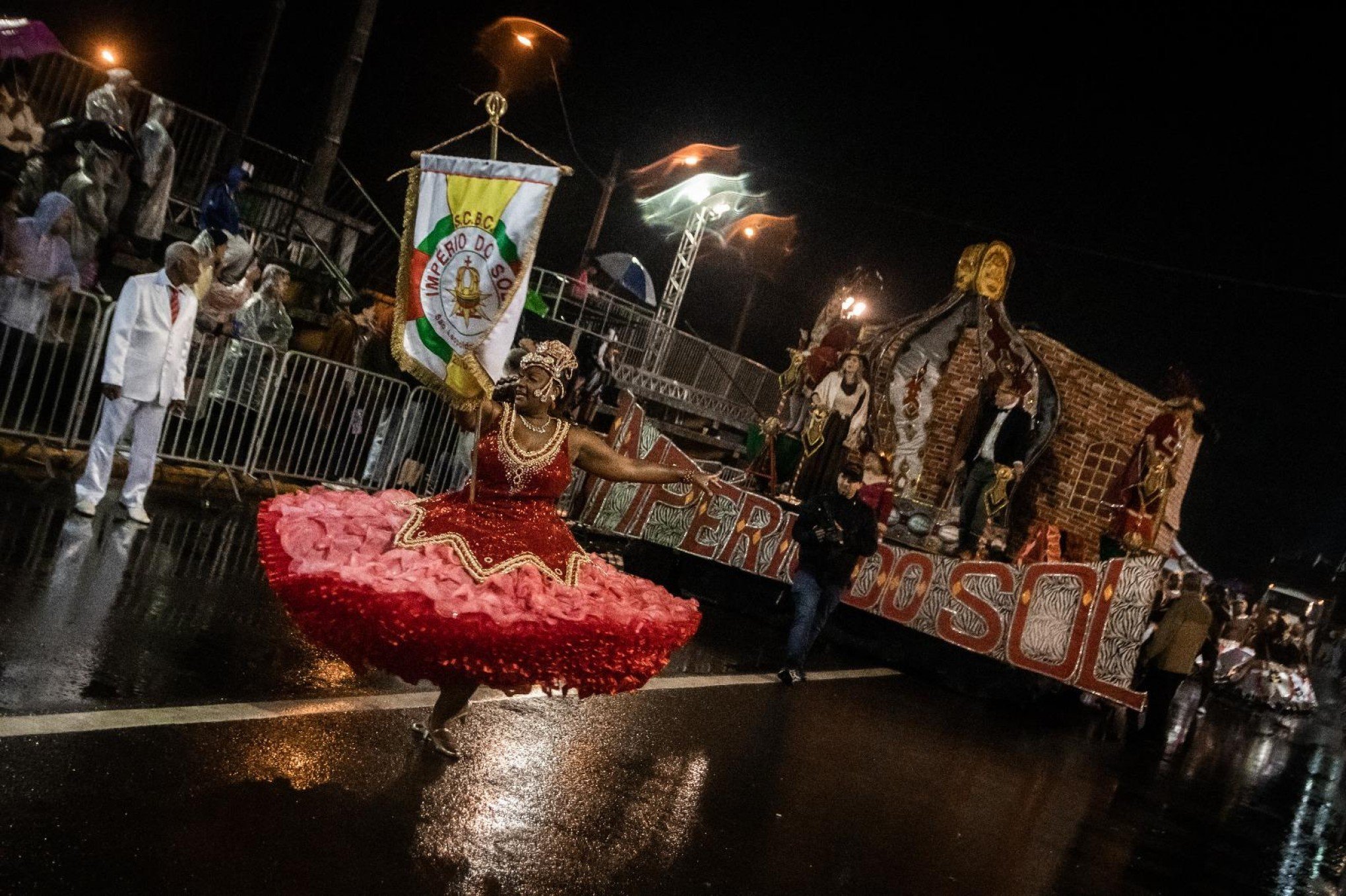 Escola de Samba Império do Sol desfila no carnaval de Porto Alegre