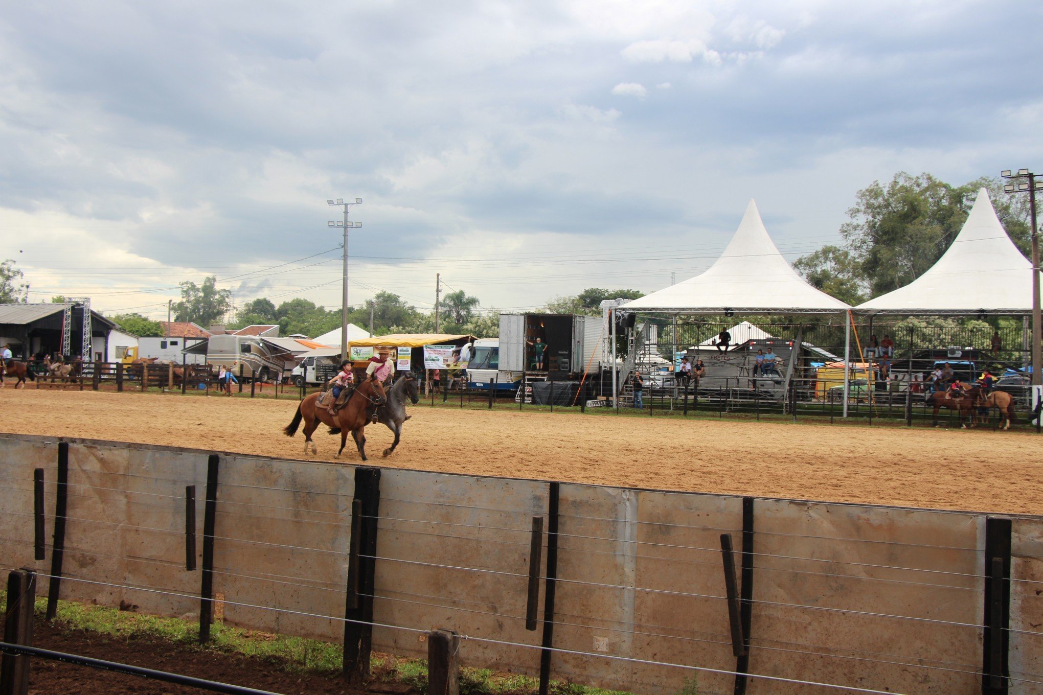 É desde 'piá' que os gaúchos aprendem o tiro de laço no Rodeio de Campo Bom