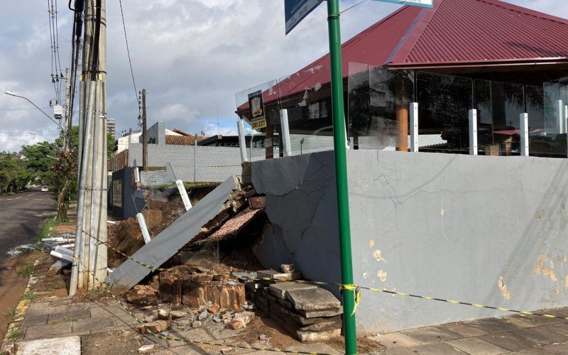 Muro cai no bairro Ideal 