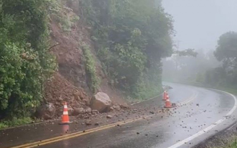 Trecho da RS-020, em São Francisco de Paula, é liberado após queda de barreira
