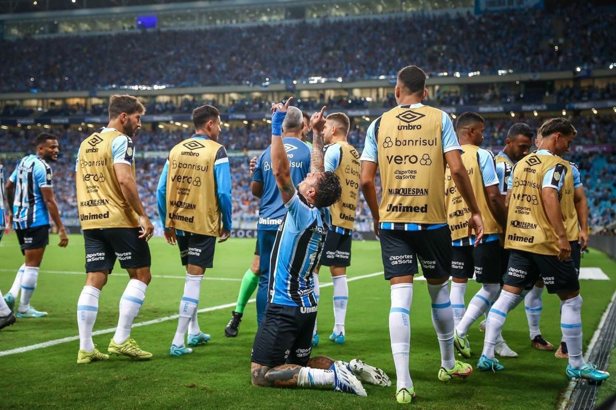 No primeiro clássico da temporada, Grêmio vence o Inter por 2 a 1