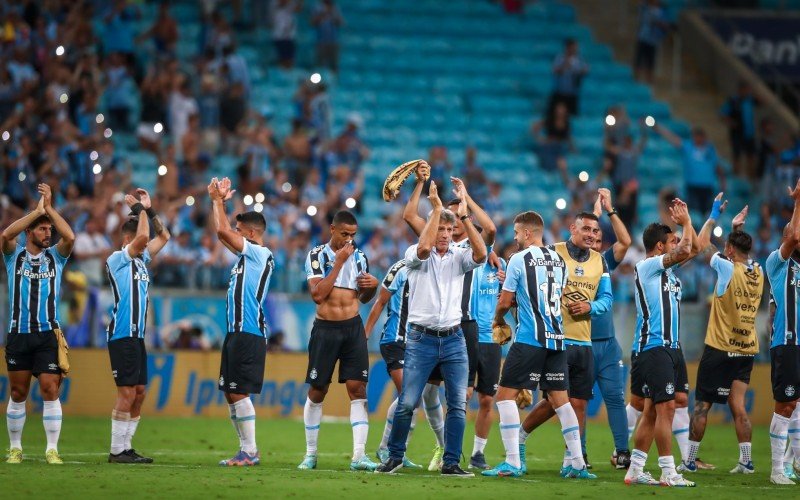 Renato e jogadores do Grêmio comemoram com a torcida