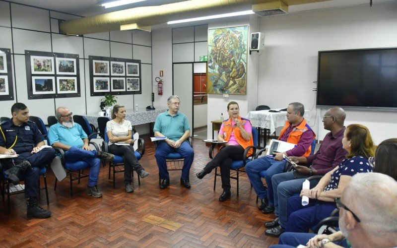 Prefeita convocou reunião com autoridades municipais para discutir plano de contingência diante das fortes chuvas