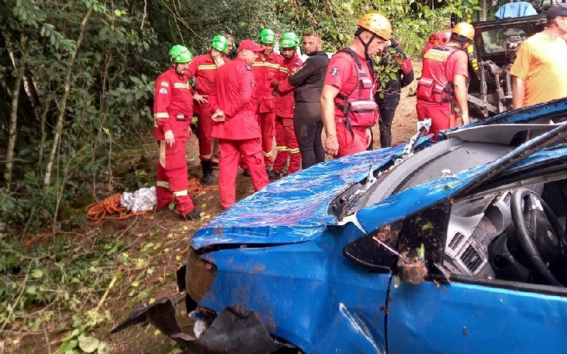 Bombeiros encontram carro de mulher desaparecida em Picada Café