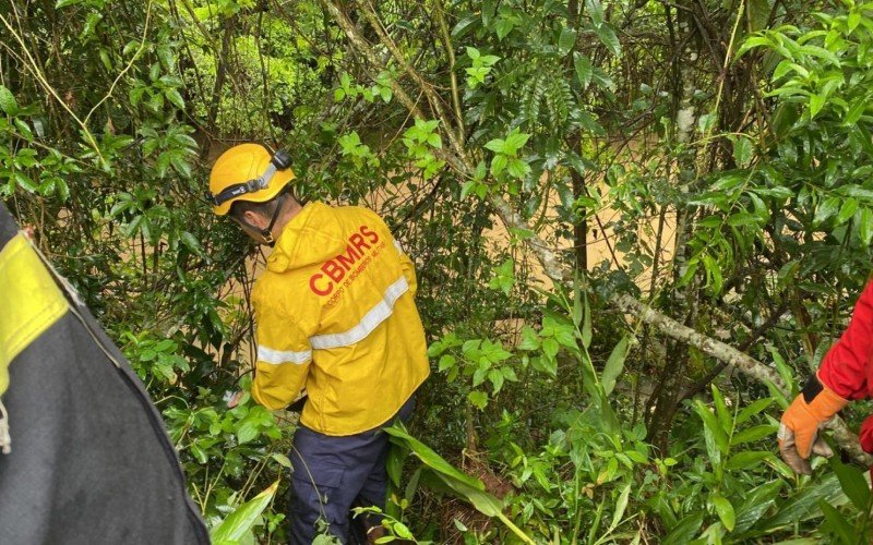 Mulher encontrada morta no Rio Cadeia teve carro arrastado pela água ao tentar atravessar ponte