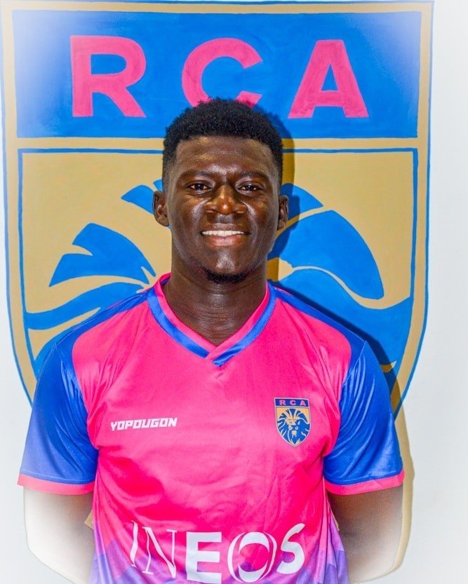 Zagueiro de 21 anos morre na Costa do Marfim após sofrer mal súbito em campo