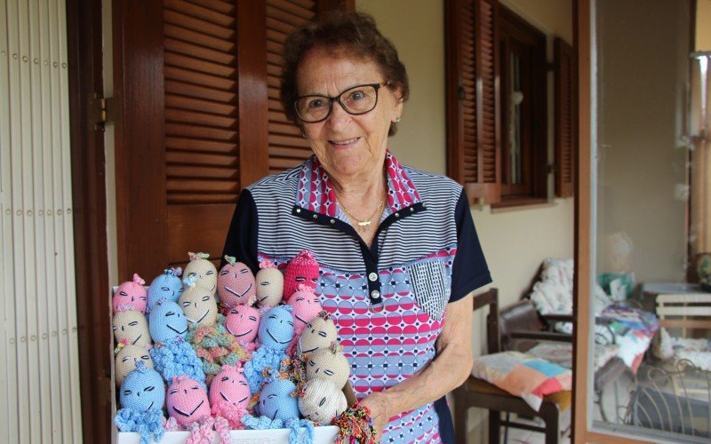 Com quase 90 anos, dona Hedwig faz 'polvo de crochê' para doar a bebês prematuros