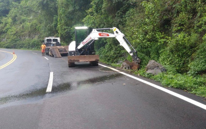 Trabalho de limpeza das margens em rodovias