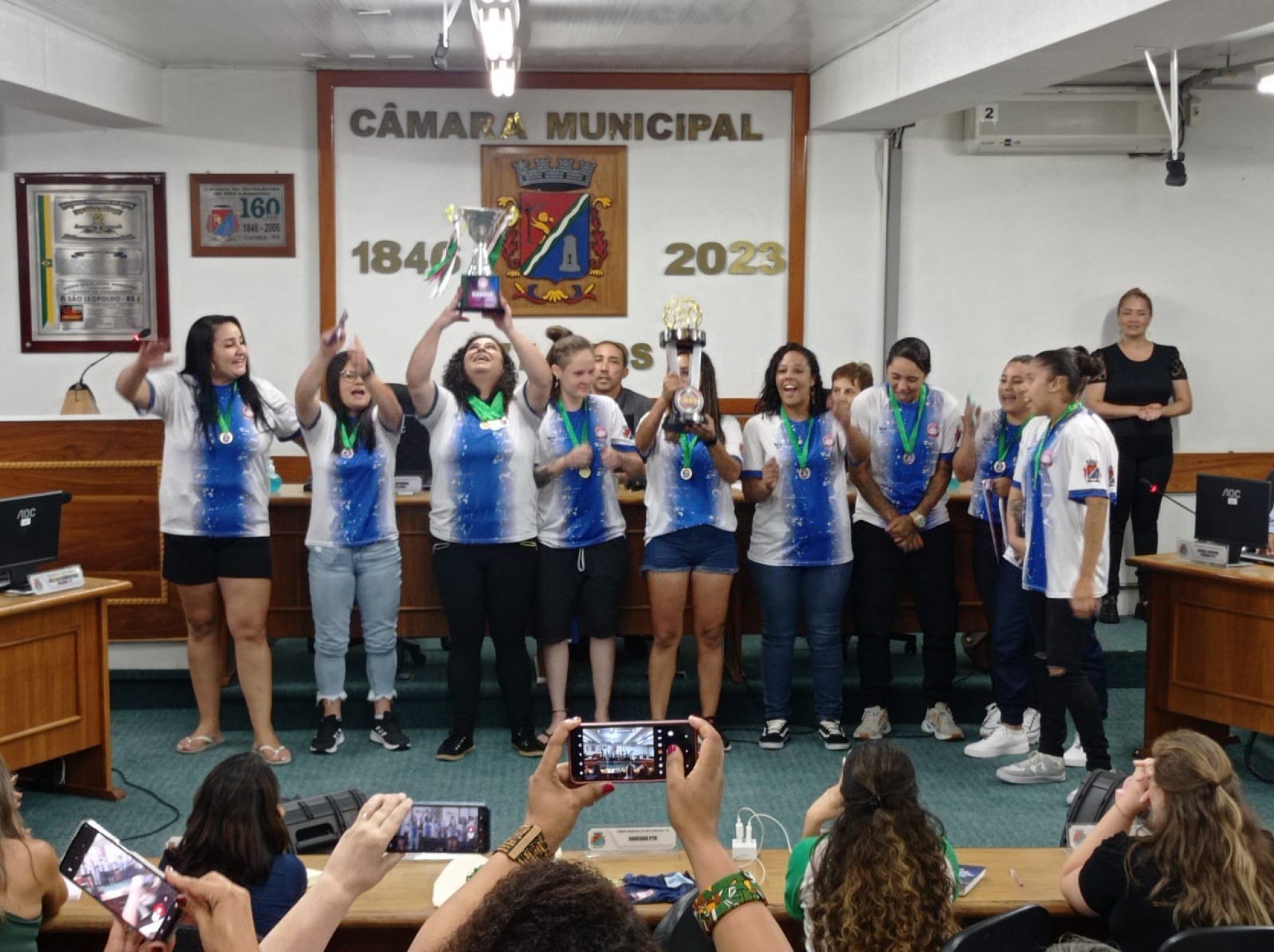 Dia da mulher com passe livre, palestra, marcha e homenagens na região