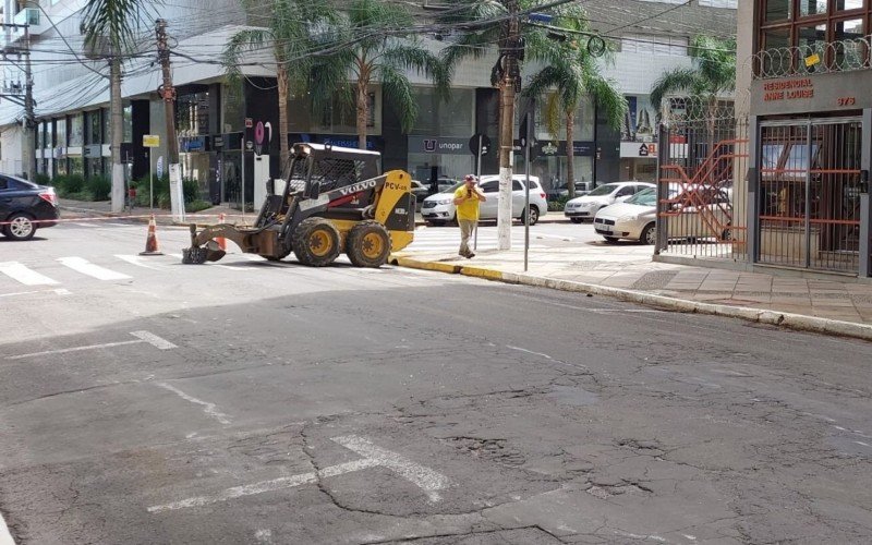 Trânsito é bloqueado para obras na Rua São Joaquim 