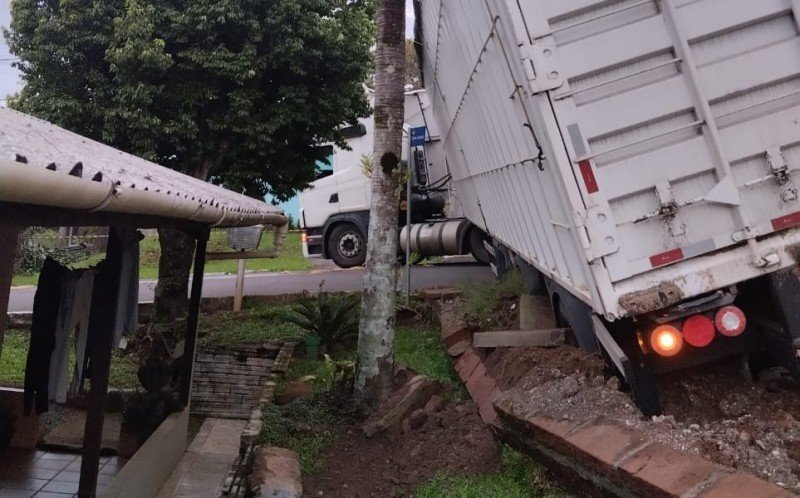 Caminhão com carga de mais de 30 mil quilos quase tomba em cima de casa em Nova Hartz