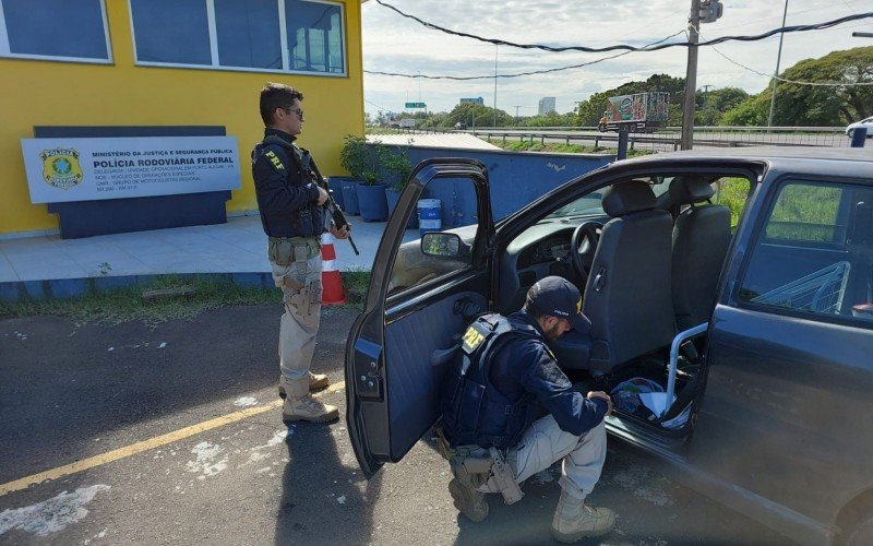 Homem é preso após ser flagrado estrangulando ex-companheira dentro de carro na free way