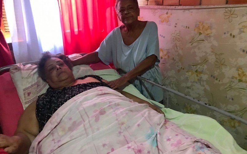 Magda e a mãe contam com a solidariedade para as tarefas 