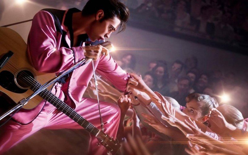 Austin Butler interpreta o rei Elvis Presley na superprodução que voltou aos cinemas