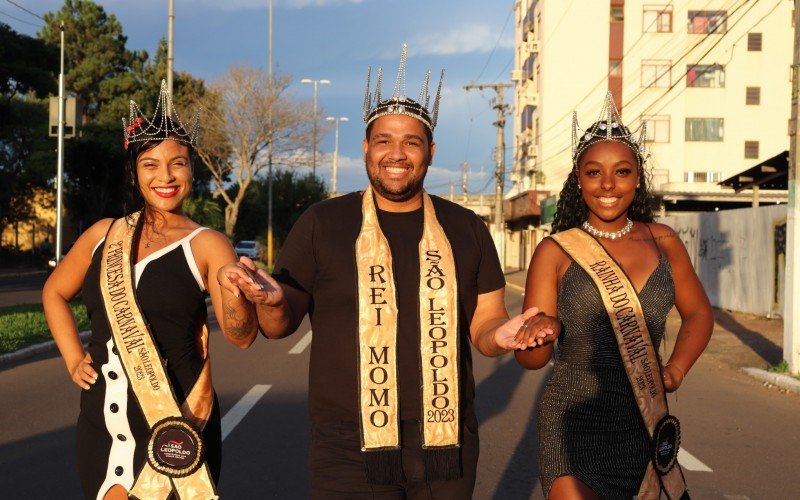 Bibiana Brum, Luan Fernandes e Kathleen da Silva convidam os moradores da região para prestigiar o desfile das escolas de samba neste sábado