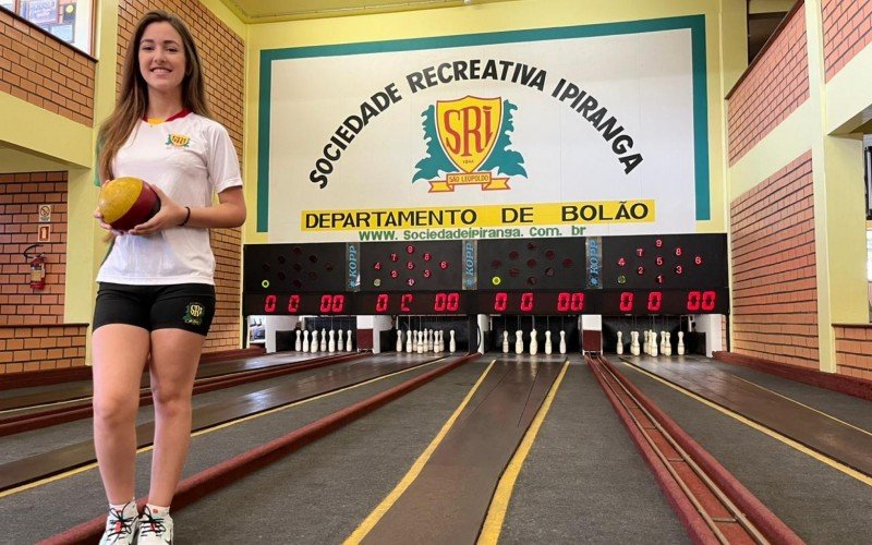 Laura de Souza, 18 anos, precisa angariar cerca e R mil até julho para garantir participação na competição