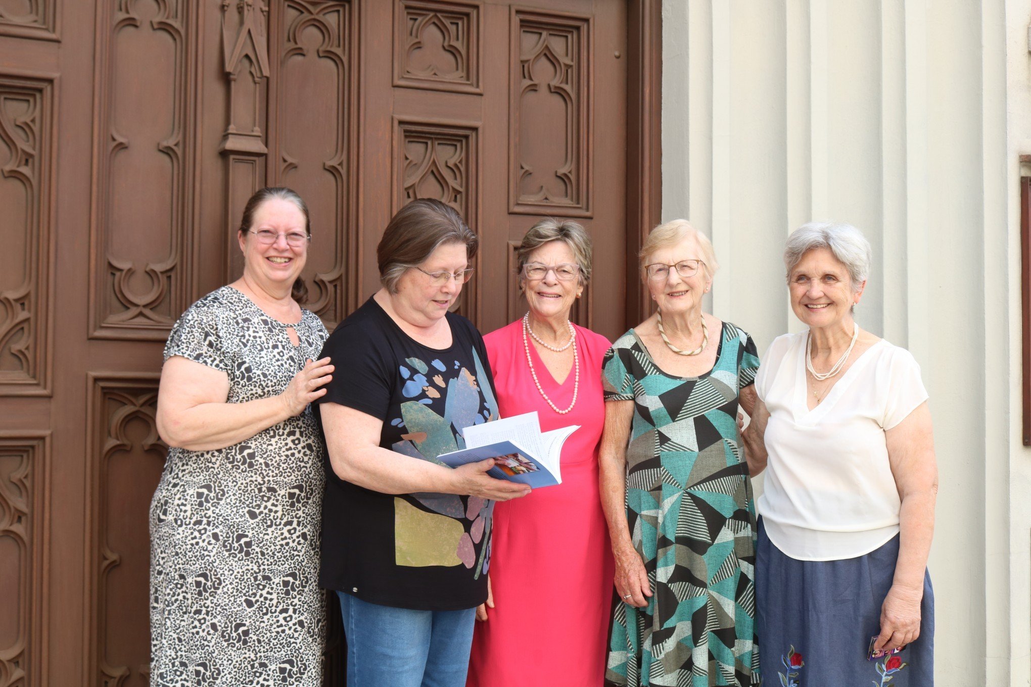 Livro conta a história dos 100 anos de grupo de mulheres da Igreja da Ascensão em Novo Hamburgo