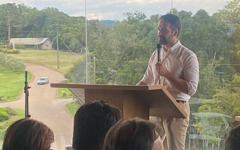 Governador Eduardo Leite na inauguração do asfalto da Linha Nova, em Gramado