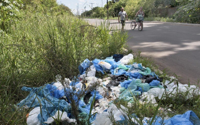 Lixo hospitalar surpreendeu moradores que vivem no bairro Fátima nesta sexta-feira (10)