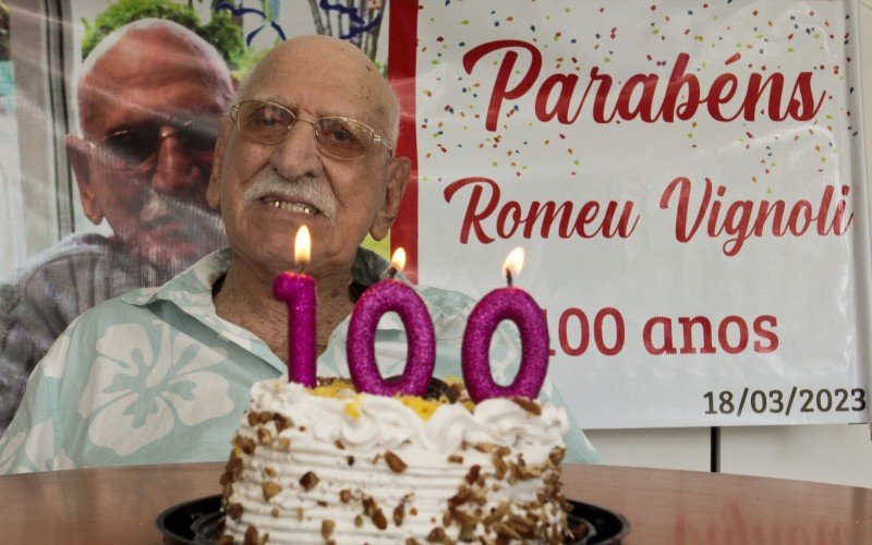 Veterano comemora aniversário de um século com familiares e amigos