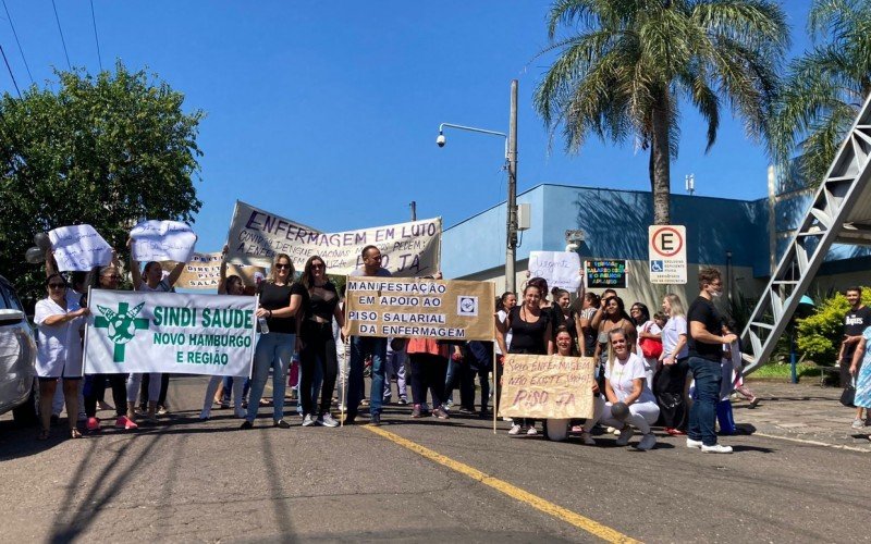 Enfermeiros, técnicos e auxiliares cobram pagamento do piso nacional em Novo Hamburgo