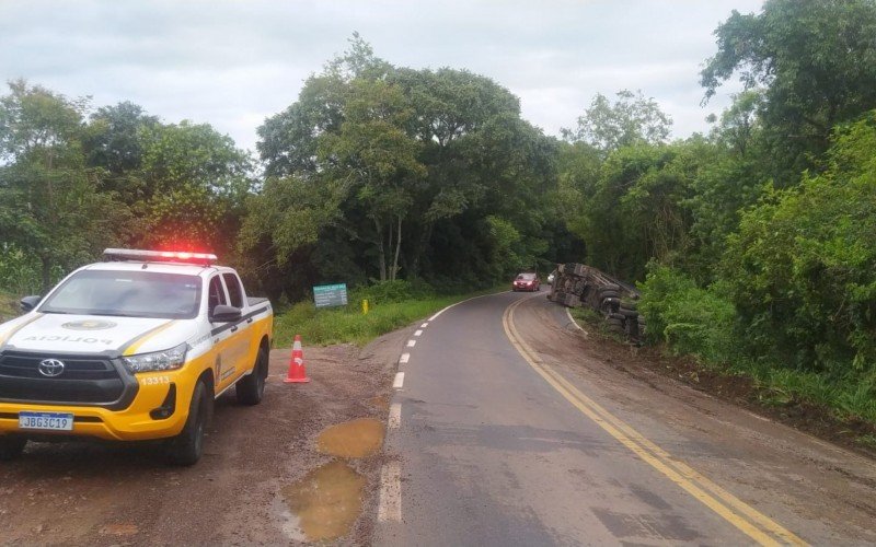 CaminhÃ£o trator tomba na RS-020, em TrÃªs Coroas 
