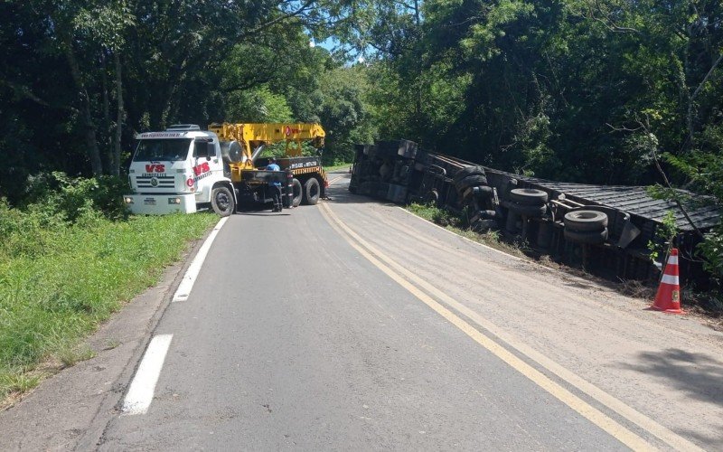 CaminhÃ£o trator tomba na RS-020, em TrÃªs Coroas 