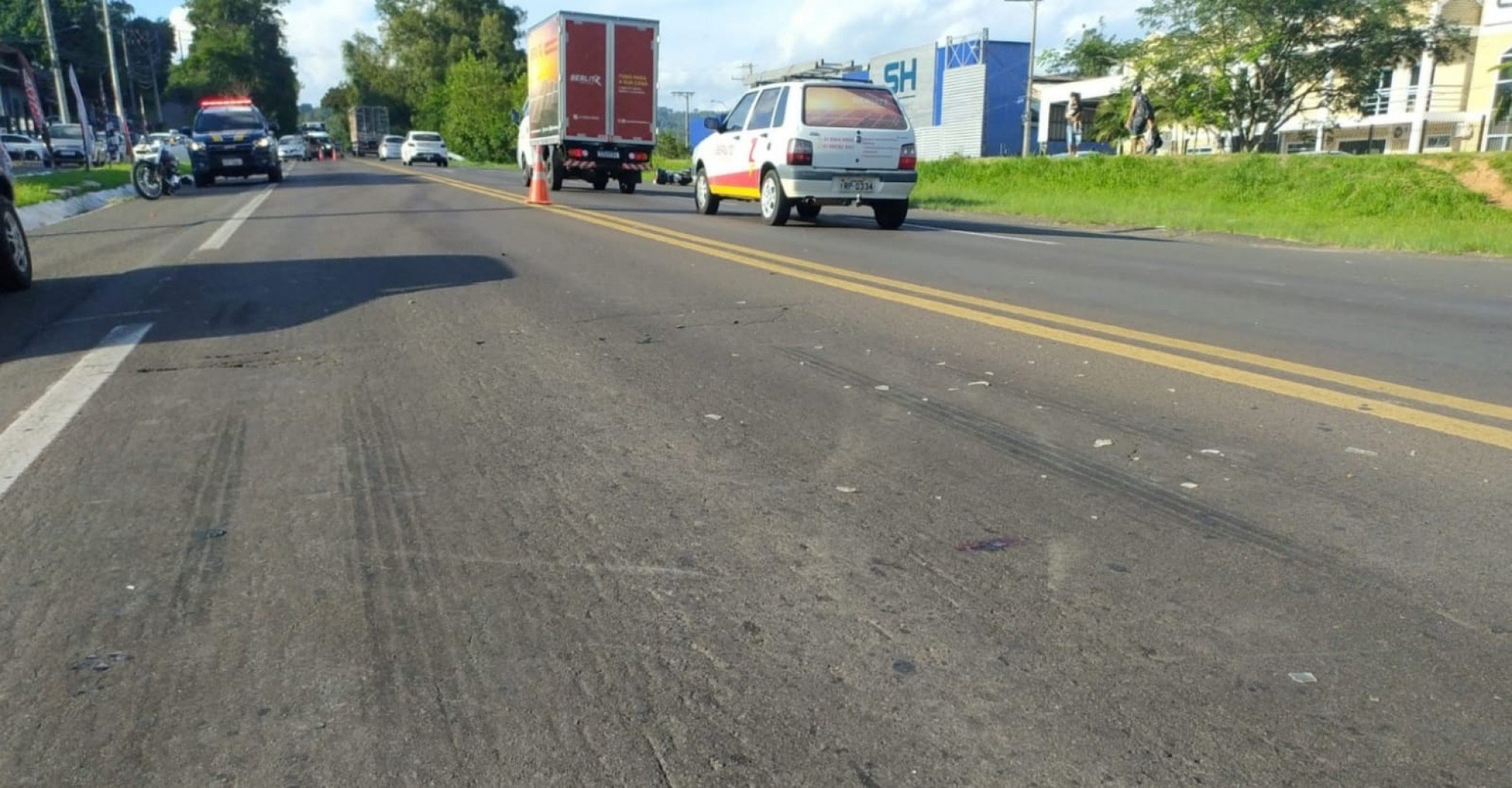 Pedestre e motociclista ficam feridos após atropelamento na BR-116