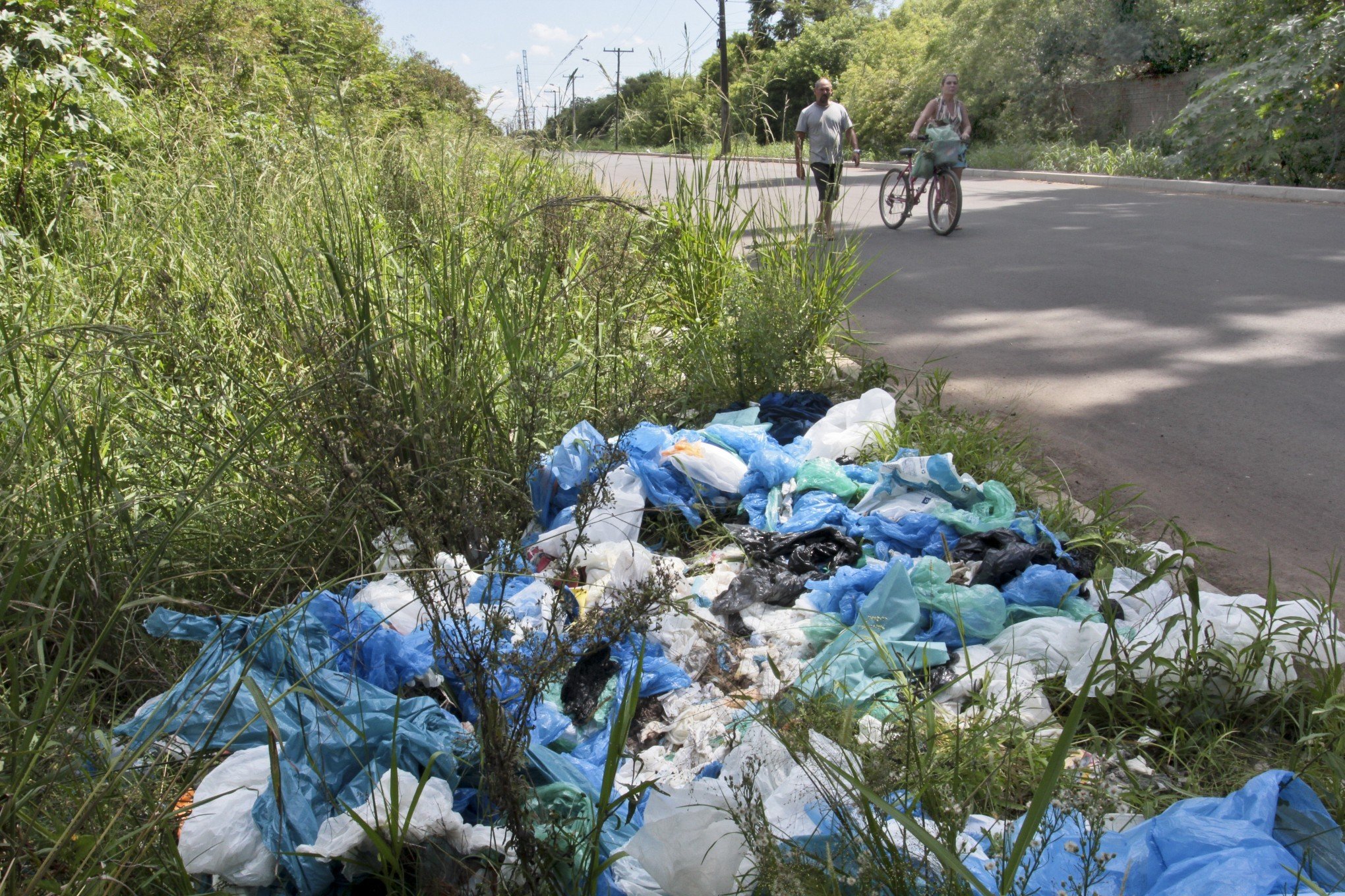 Lixo hospitalar é encontrado descartado irregularmente à beira da estrada em Canoas