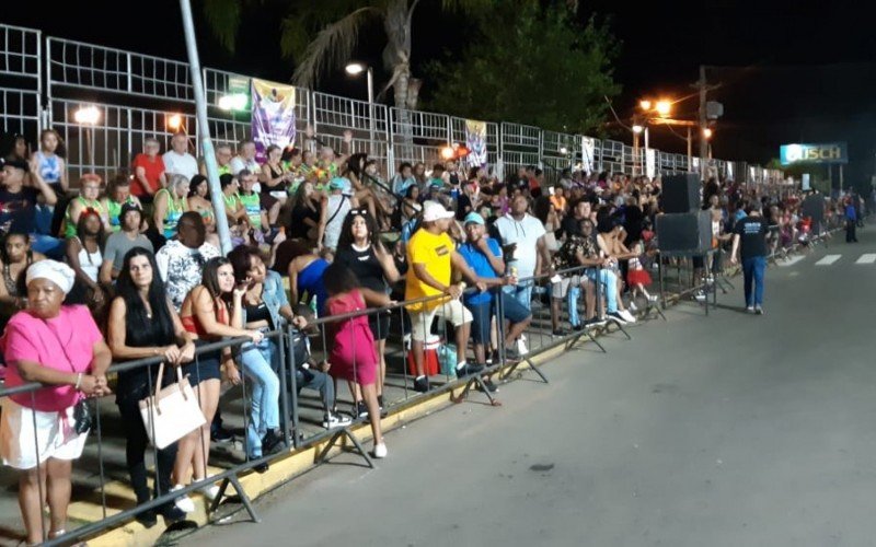 Desfiles das escolas de samba ocorrem na Pista de Eventos Tom Astral