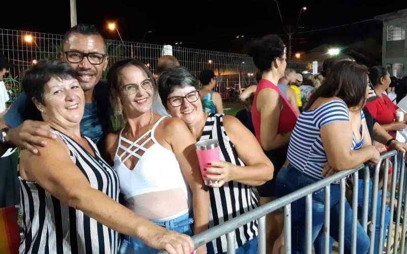 Neli, Paulo, Elenira e Nelci assistiram ao desfile das escolas de samba de São Leopoldo