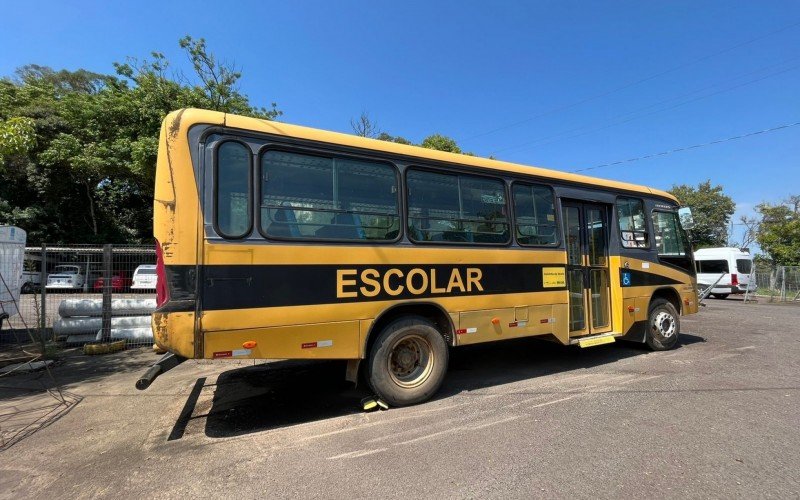 Ônibus escolar vai a leilão