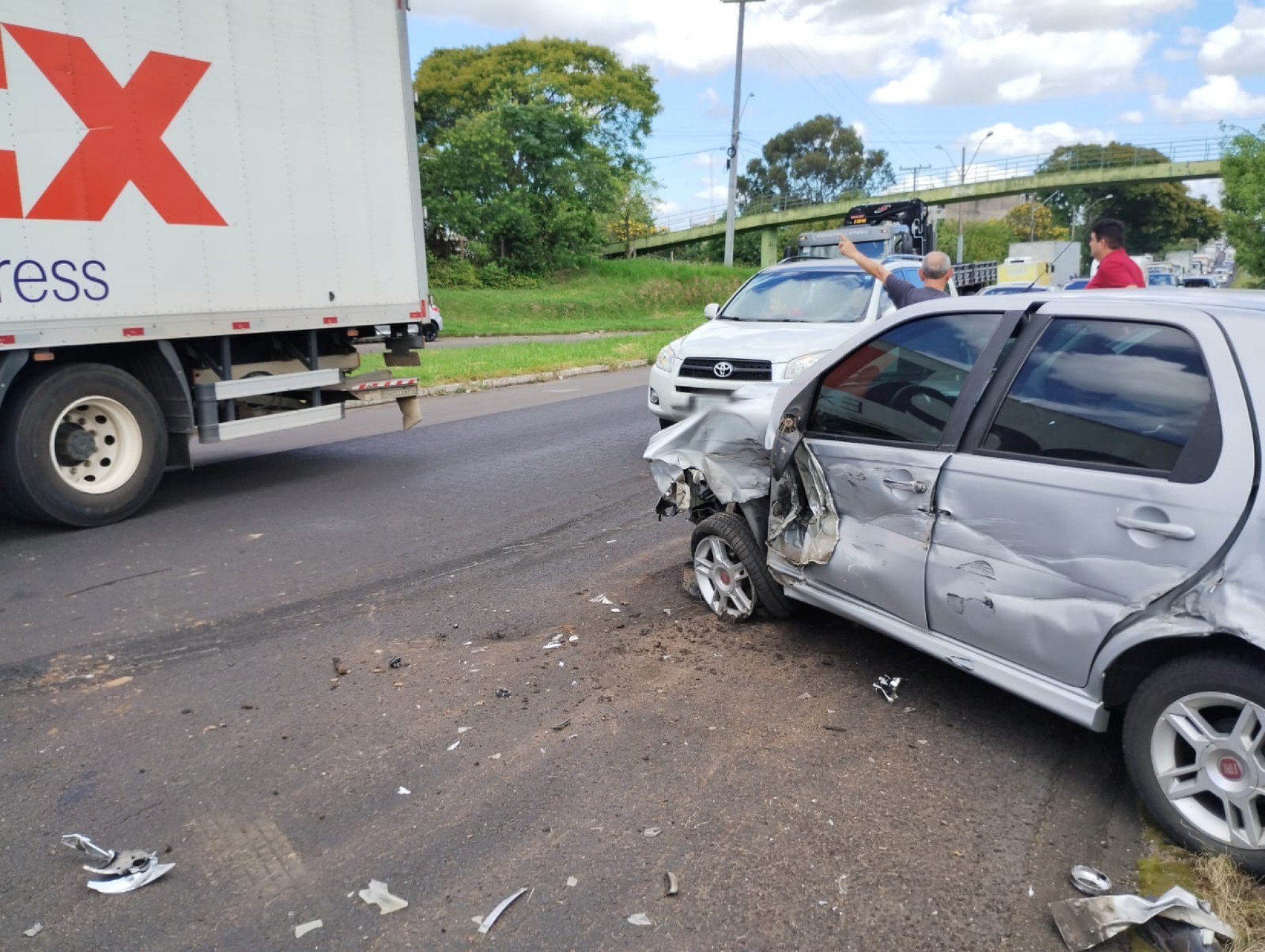 Carro e caminhão colidem na BR-116, em Novo Hamburgo