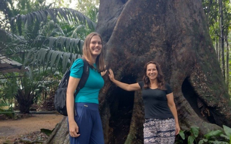 Professoras Elisa Kerber Schoenell e Adriane Brill Thum em terras amazônicas