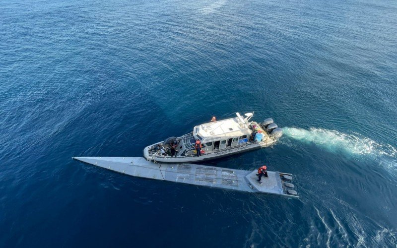 Submarino ‘fantasma’ com dois corpos e 2,6 toneladas de cocaína é encontrado na Colômbia