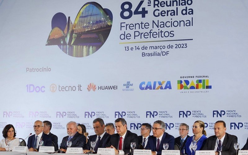 Vanazzi integrou a mesa do evento junto do presidente Lula